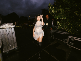 Charli’nin Øyafestivalen görünümündeki stil kodlarını inceliyoruz