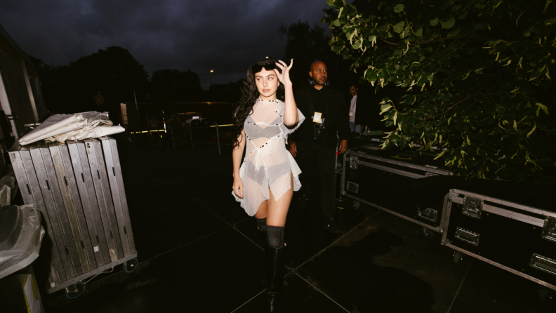 Charli’nin Øyafestivalen görünümündeki stil kodlarını inceliyoruz