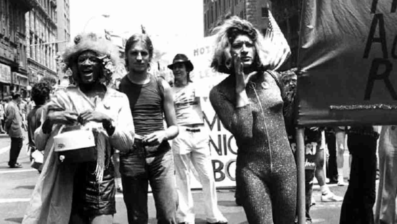 Kuir kültürden mağazalara: Mikro trendlerin kuir modasından (ç)aldıkları