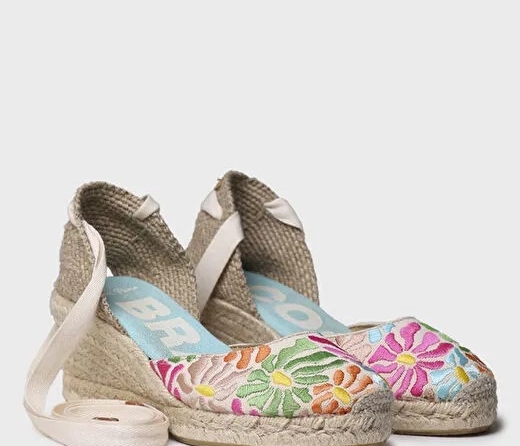 Plaj stilinin en çarpıcı parçalarıyla yazın tadını çıkarın: Göz alıcı plaj stili Boyner’de!