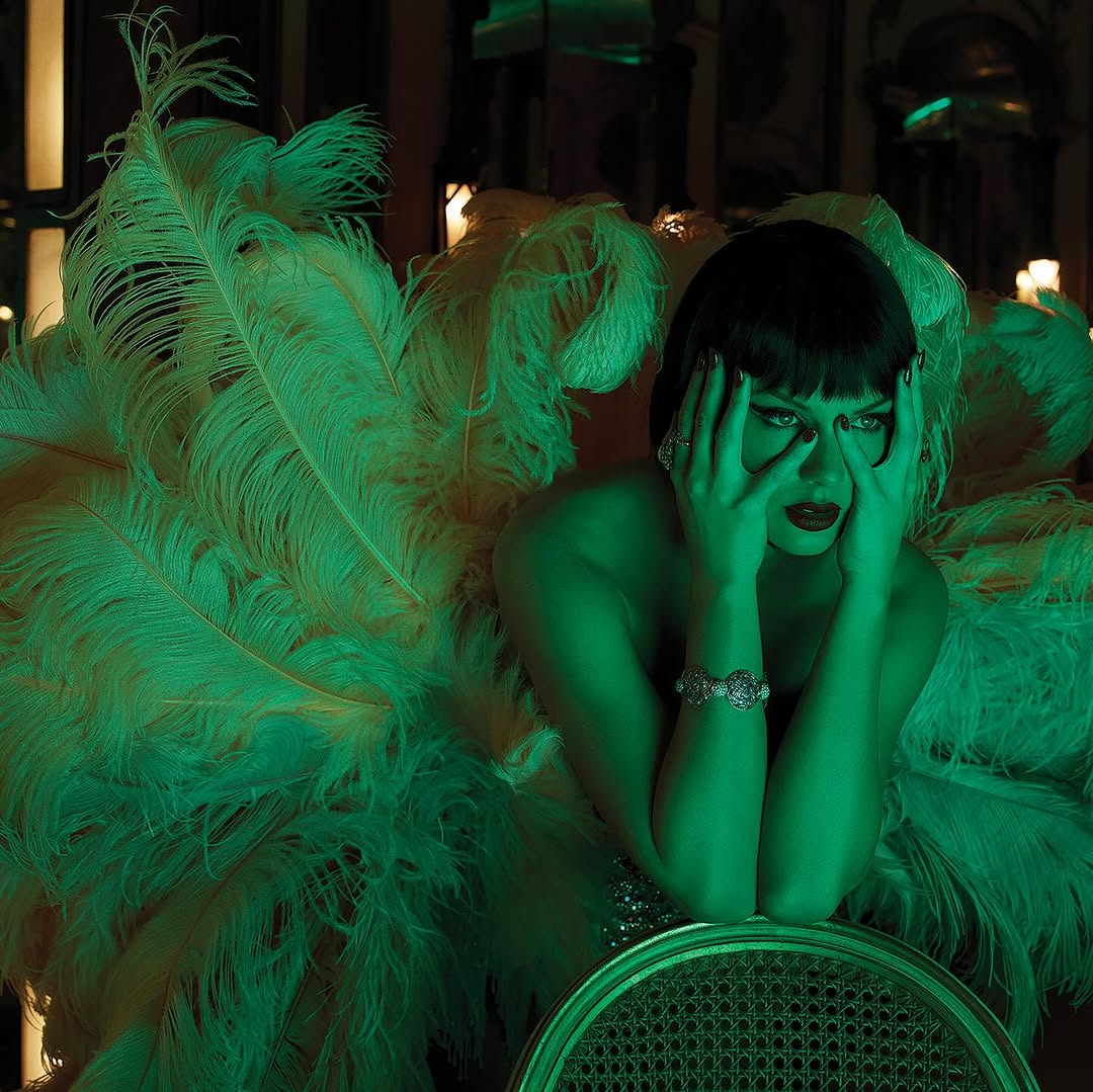 taylor-swiftin-yeni-albumu-the-life-of-a-showgirl-kapak-cekimi-mert-alastan