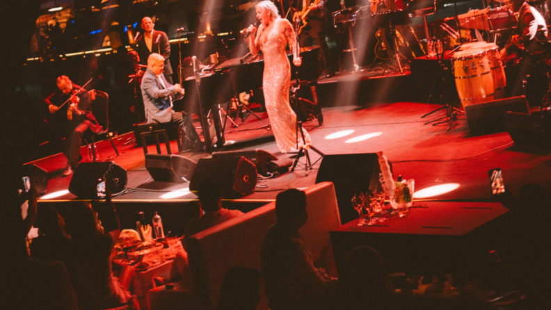 MIORI’de Pink Martini rüzgarı: Range Rover’la unutulmaz bir gece 