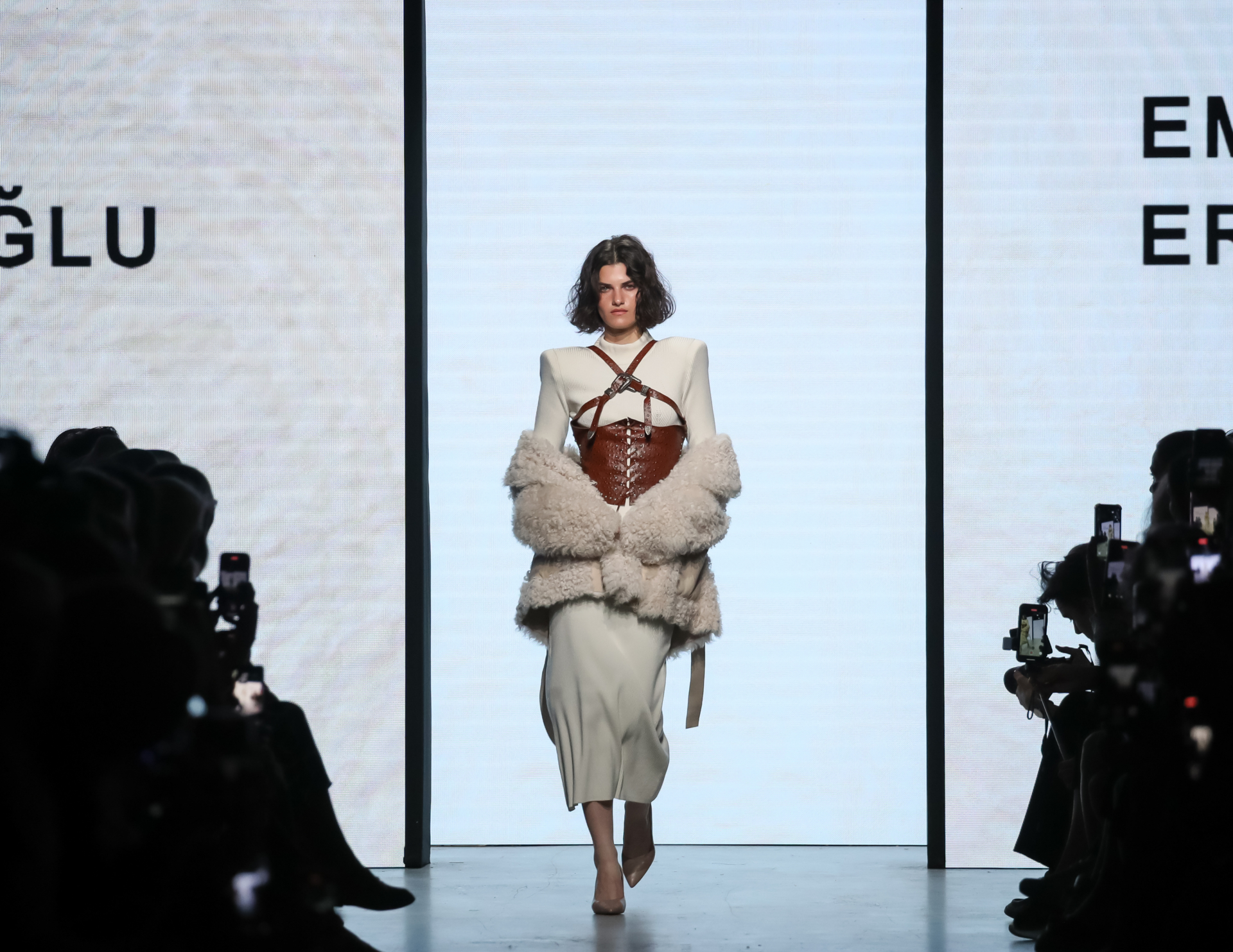 zamansiz-zarafet-deri-detaylarin-modasi-asla-gecmez