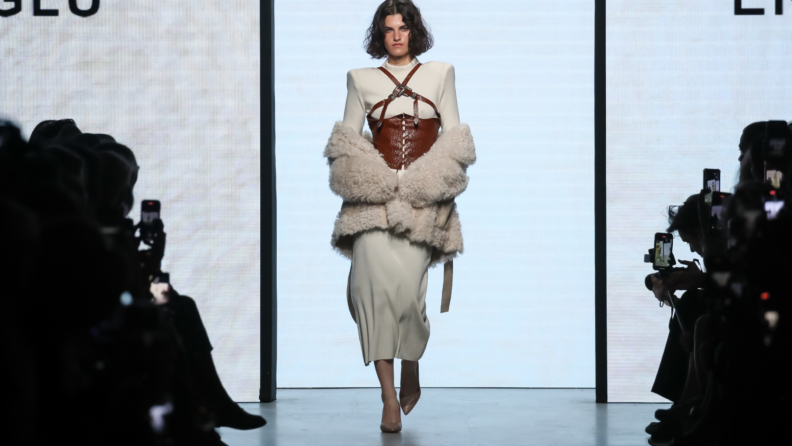 Zamansız Zarafet: Deri Detayların Modası Asla Geçmez