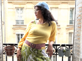 Kıvırcık saçların kombinlerdeki vazgeçilmezi: Renkler ve desenler