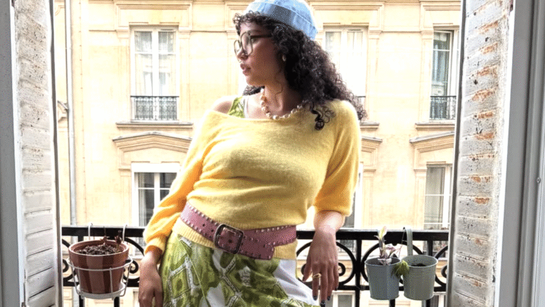 Kıvırcık saçların kombinlerdeki vazgeçilmezi: Renkler ve desenler