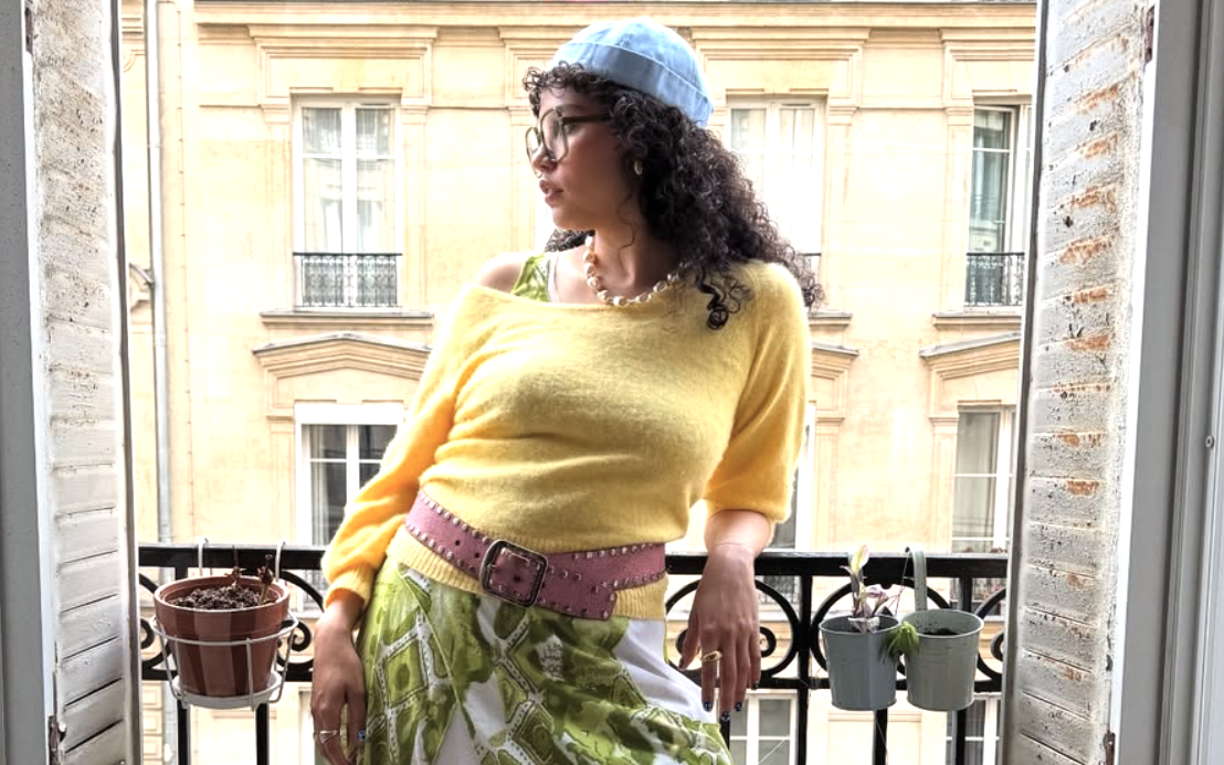 Kıvırcık saçların kombinlerdeki vazgeçilmezi: Renkler ve desenler