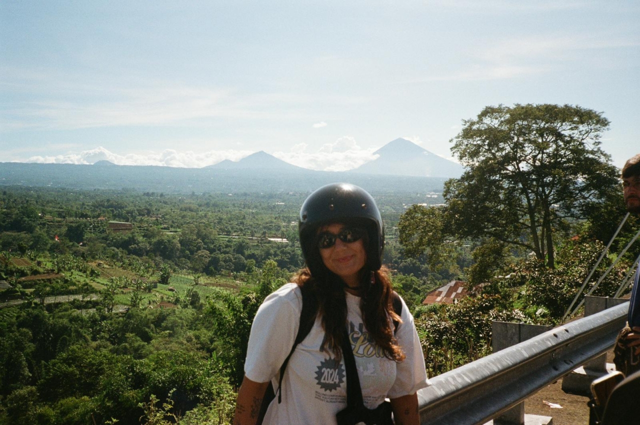 Neden hiç kimse olmak için seyahat ederiz?