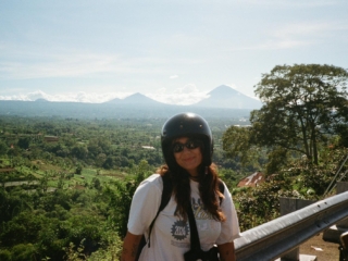 Neden hiç kimse olmak için seyahat ederiz?