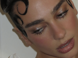 Yılbaşı gecesi makyajınız hazır: Holo glam make-up