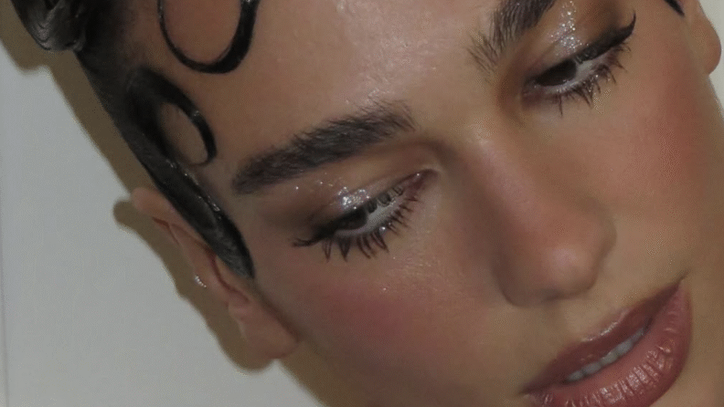 Yılbaşı gecesi makyajınız hazır: Holo glam make-up