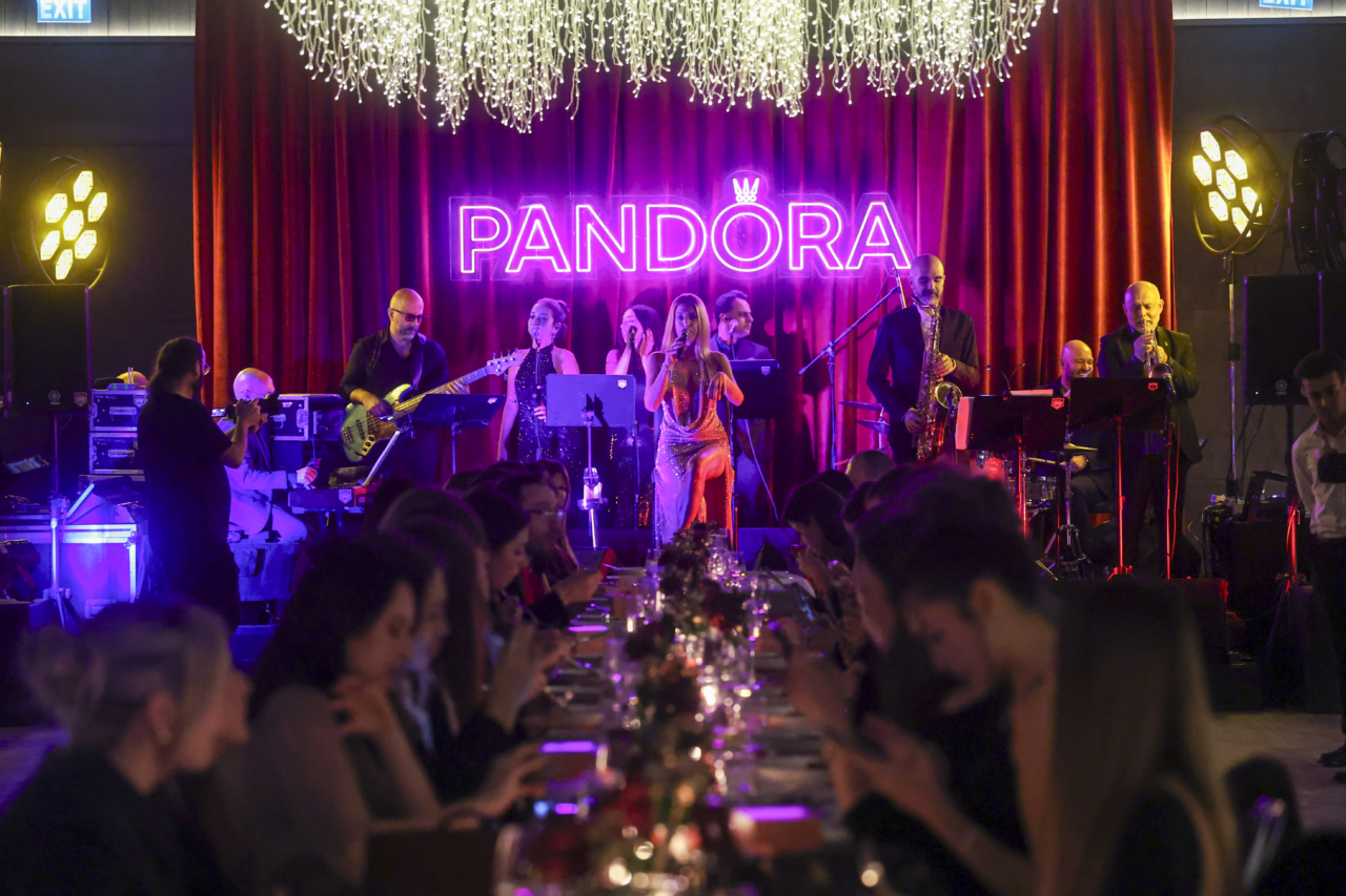 Pandora ile çok özel bir akşam