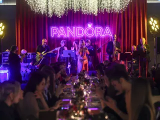 Pandora ile çok özel bir akşam
