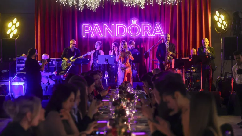 Pandora ile çok özel bir akşam