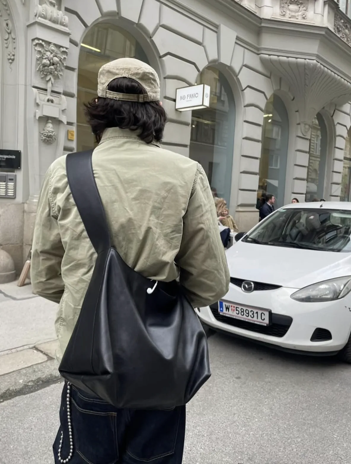 Erkek modasında yeni trend: Büyük omuz çantaları nasıl kombinlenir?