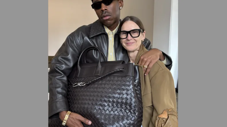 Erkek modasında yeni trend: Büyük omuz çantaları nasıl kombinlenir?