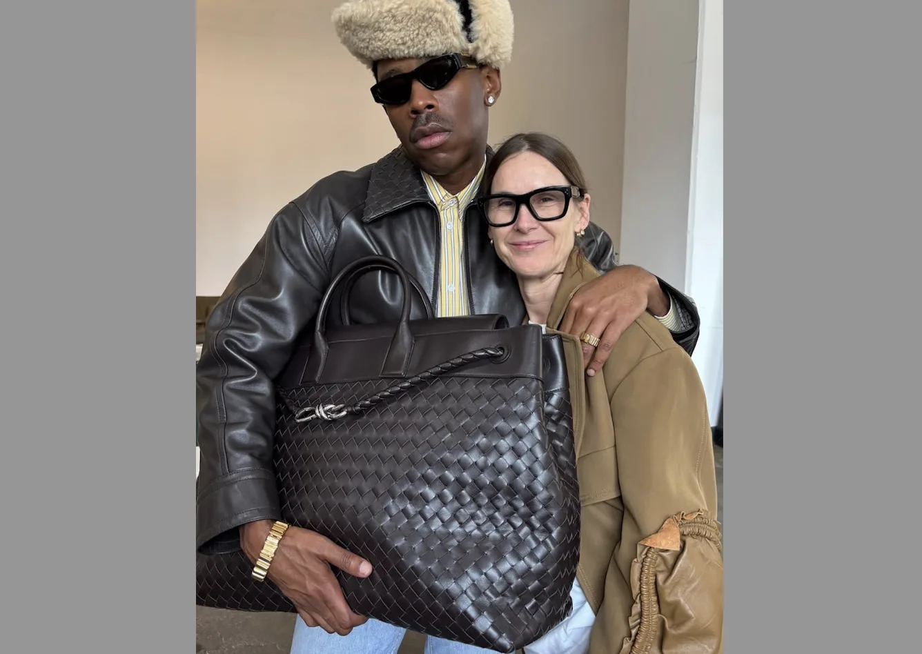 Erkek modasında yeni trend: Büyük omuz çantaları nasıl kombinlenir?