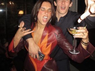 İlişkilerde “swag gap”: Partnerinizden daha havalı olmak aşkı bozar mı?