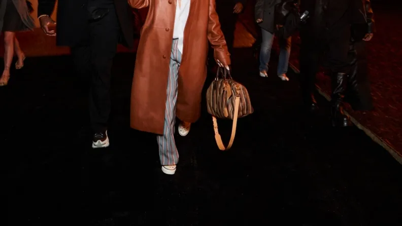 SZA, Paris Moda Haftası’nda Rachel Goatley imzalı, özel üretim Vans ayakkabılarıyla ön sırada