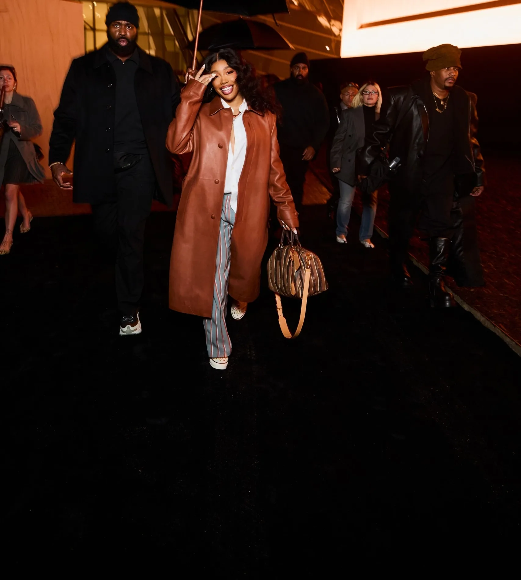 SZA, Paris Moda Haftası’nda Rachel Goatley imzalı, özel üretim Vans ayakkabılarıyla ön sırada