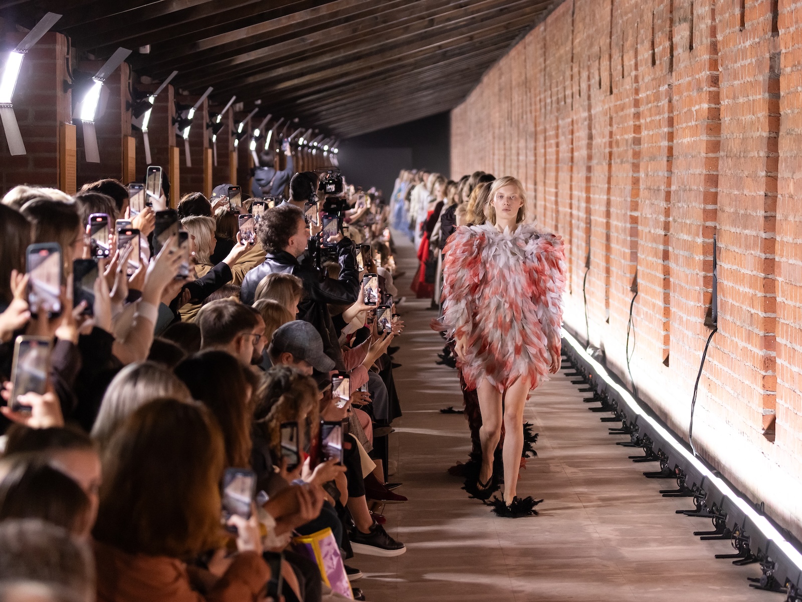 Tasarımcı Emre Erdemoğlu, “No Apologies” koleksiyonuyla Moskova Moda Haftası’nda