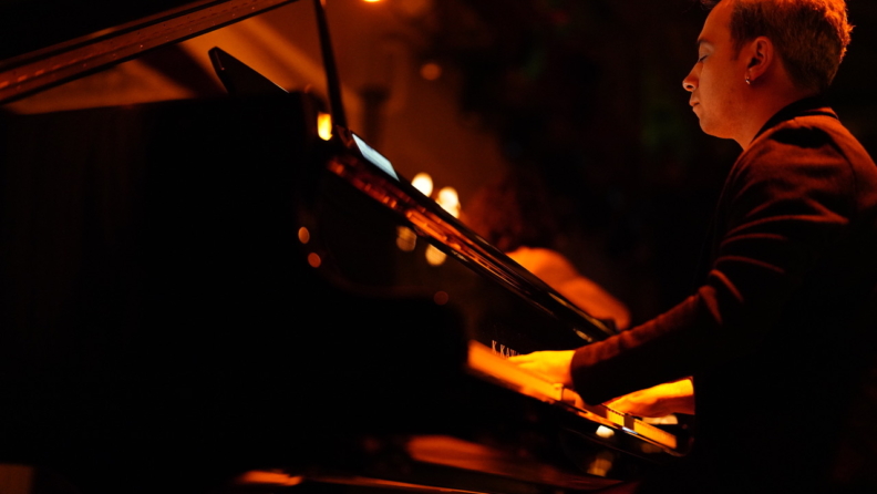 İstanbul’da mum ışığında müzik şöleni, Hüsnü Arkan ve Dengin Ceyhan sevenleriyle buluşuyor