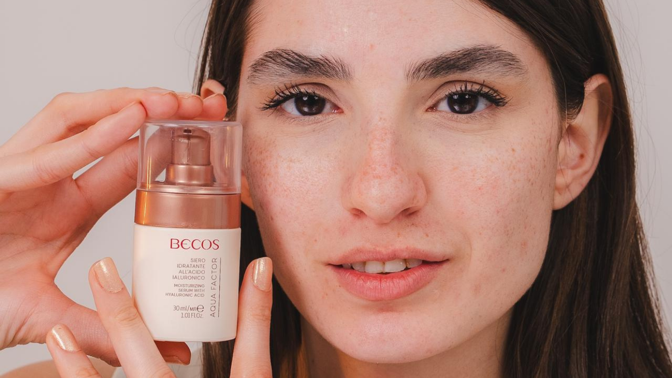 Becos Aqua Factor hyaluronik asit içeren nemlendirici serum ile sıcak havalarda cildi yormayan nem desteği