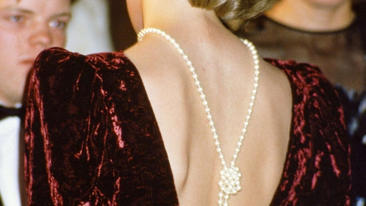 Kırmızı halının yeni stil kodu: Backlace etkisi