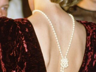 Kırmızı halının yeni stil kodu: Backlace etkisi