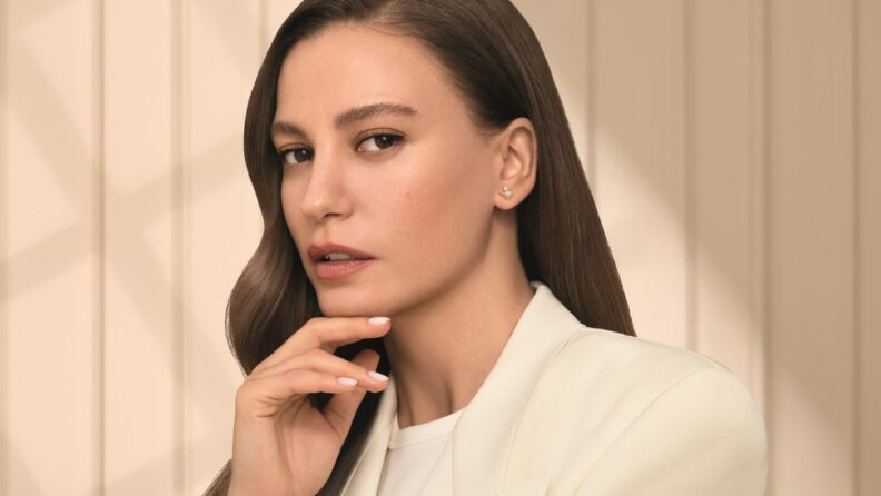Serenay Sarıkaya, L’oréal Paris True Match’in yeni kampanyası için kamera karşısında