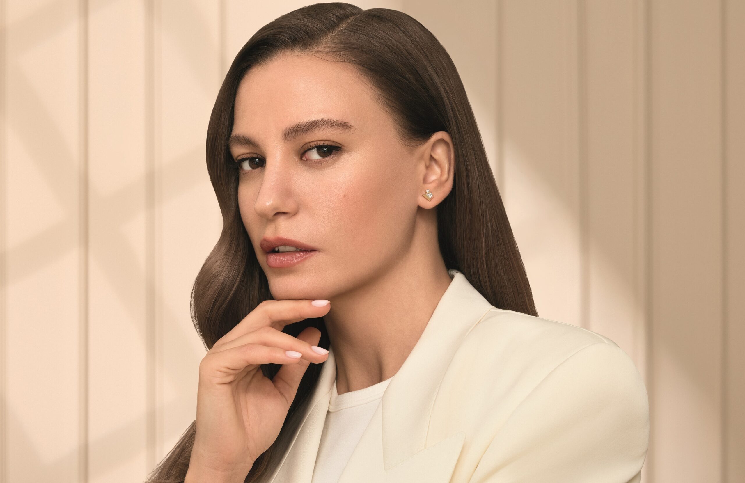 Serenay Sarıkaya, L’oréal Paris True Match’in yeni kampanyası için kamera karşısında