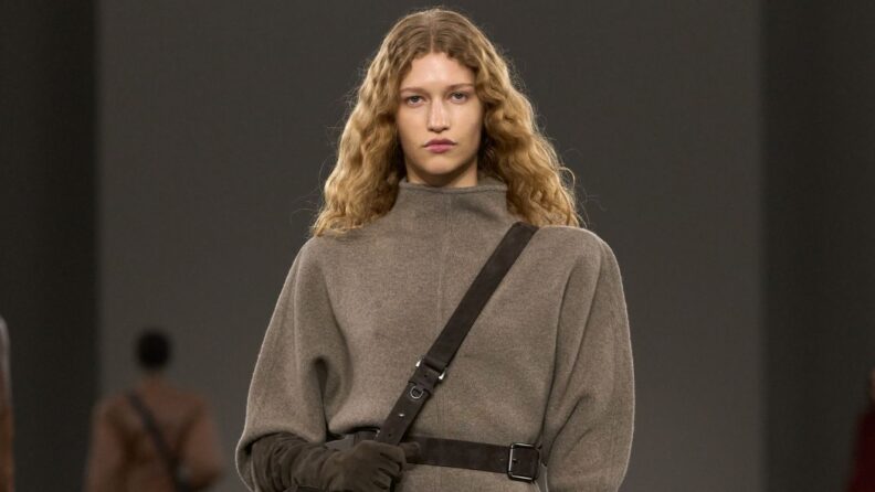 Max Mara Sonbahar/Kış 2026-2027 defilesinde tarihten ilham alan güçlü bir gardırop