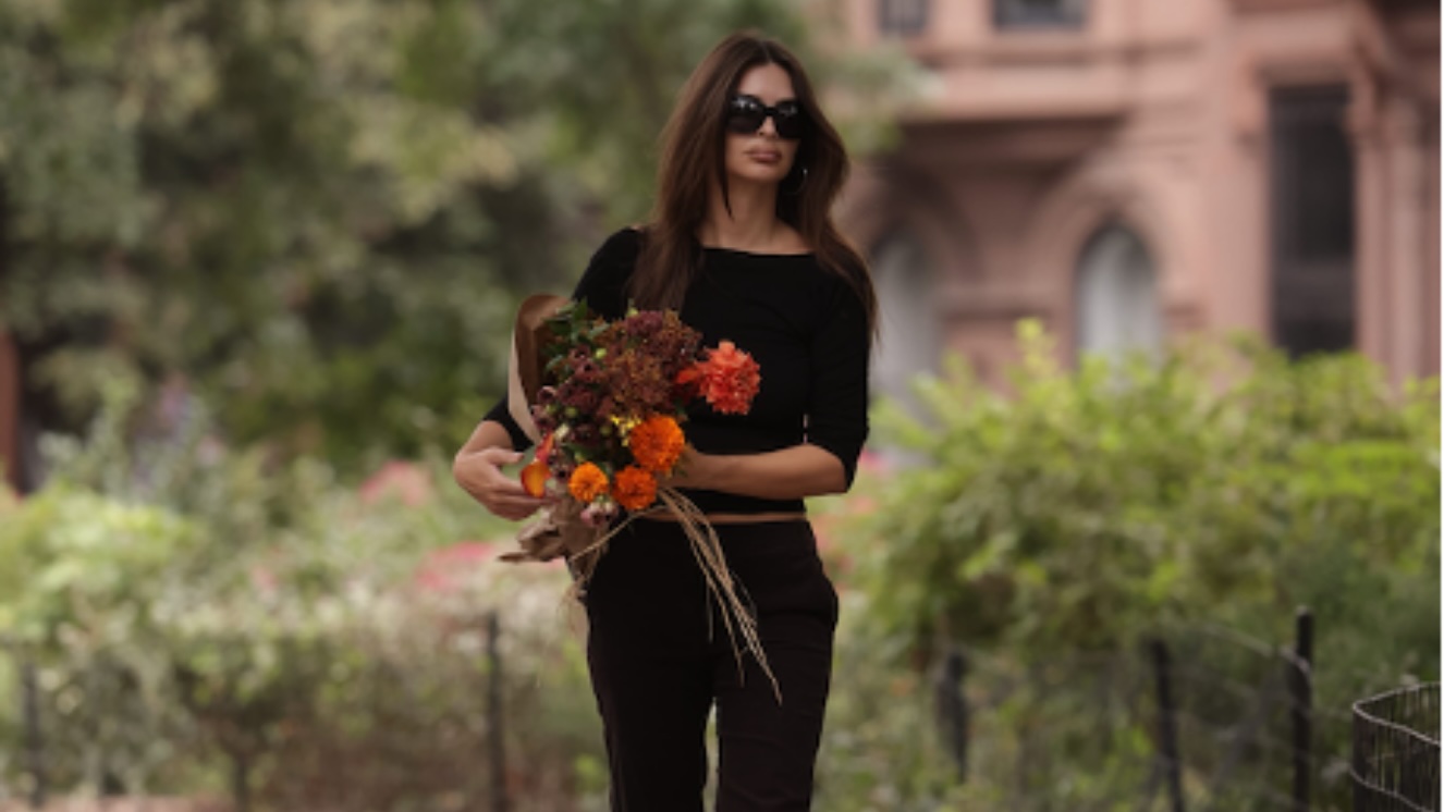 Emily Ratajkowski'nin favori sonbahar aksesuarları: UGG Classic Ultra Mini ve mevsim çiçekleri