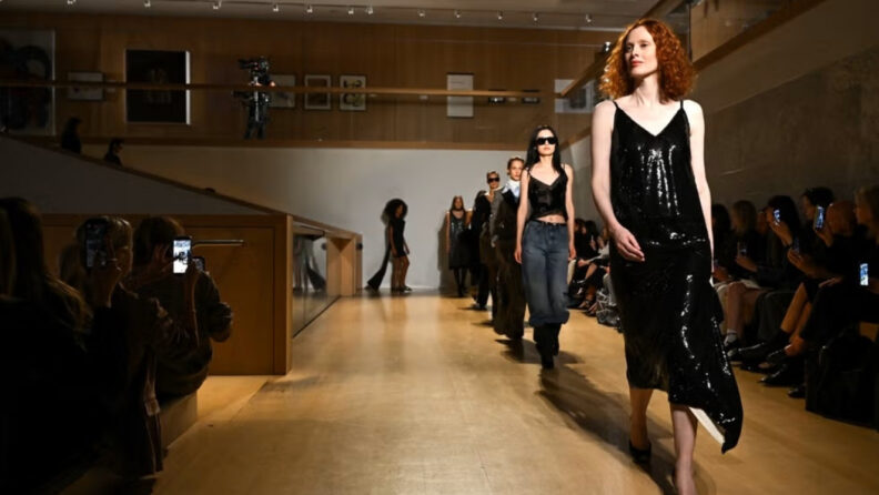 M&S, 100 yıllık moda yolculuğunu London Fashion Week’e taşıdı
