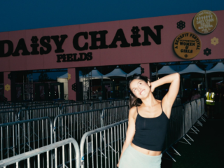 Olivia Rodrigo, Daisy Chain Fields sahnesinde 
