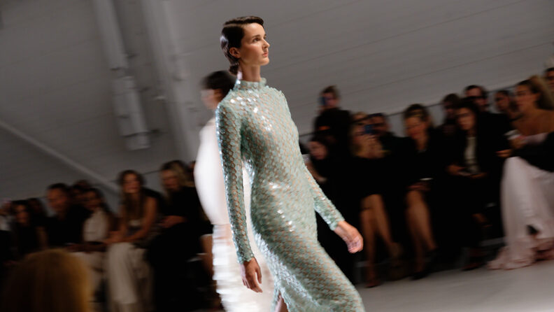 Çeyizdeki dantel kaç jenerasyon yaşar? Studio NK, Amsterdam Fashion Week 2026’da İlkbahar/Yaz 2027 koleksiyonunu tanıttı