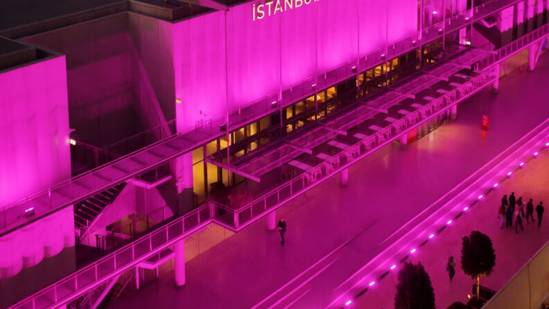 Estée Lauder Companies Türkiye, İstanbul Modern iş birliğiyle “Sanattan İlhamla: Sarılarak Saralım” programını hayata geçiriyor